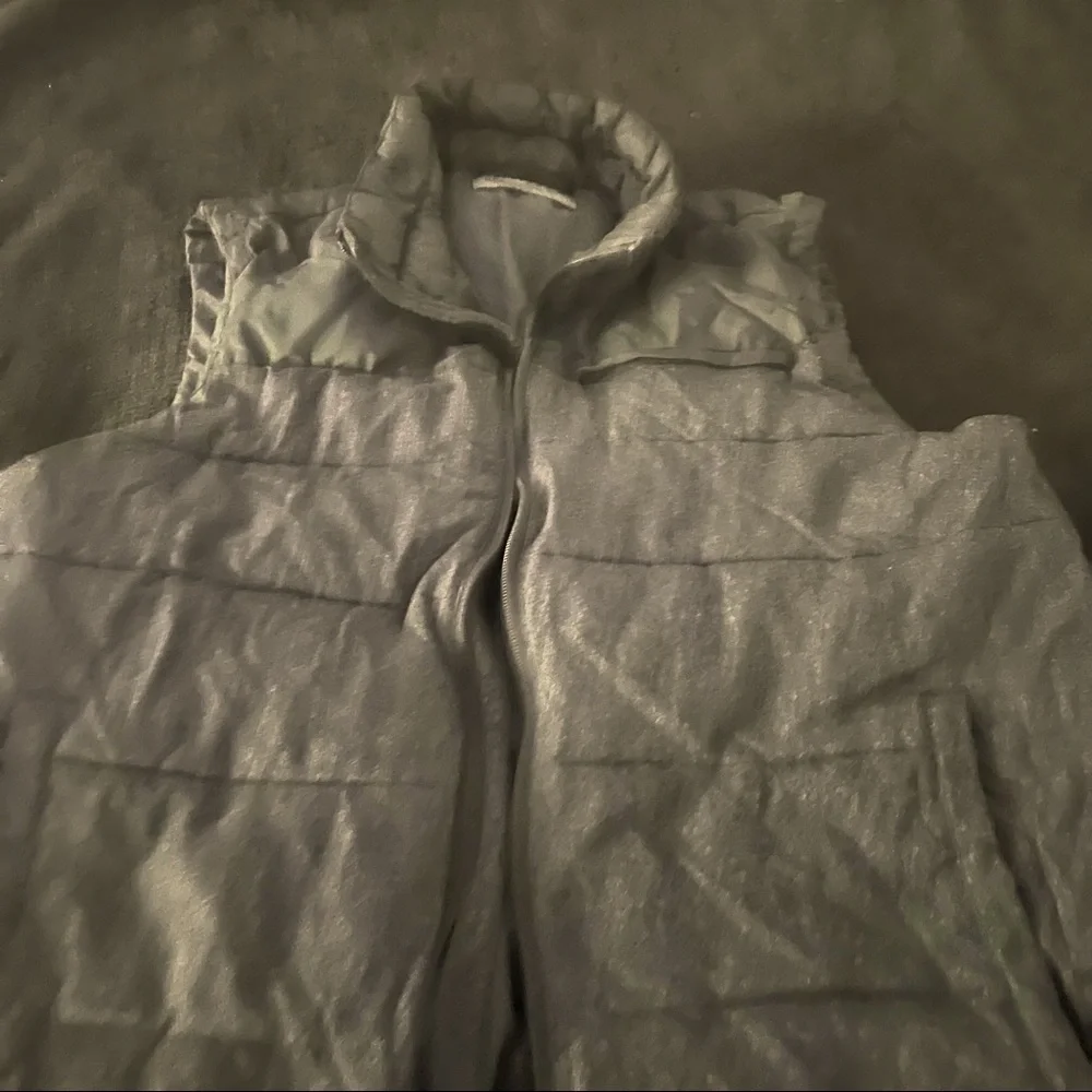 Black and gray Gap vest - Picture 1 of 5